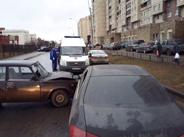 Ярослава гашека 26/1 ВАЗ хотел проскочить во двор перед Peugeot,но не успел. Водителя ВАЗа увезли в бо...