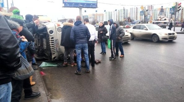 На перекрестке Славы и Бухарестской, машина на повороте под себя подмяла трех человек [id266377031|,...