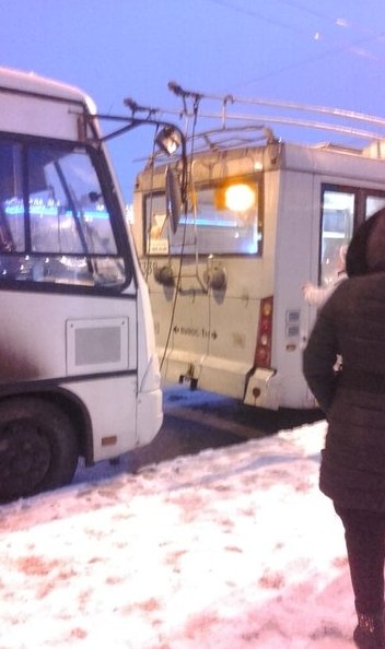 Маршрутка приехала сзади в троллейбус на Типанова 21, перекрыли всю остановку, ждут ДПС