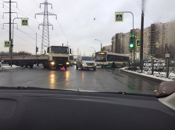 Передовиков у Ударников в сторону Косыгина полностью перекрыто шаландой, объезд по встречке.