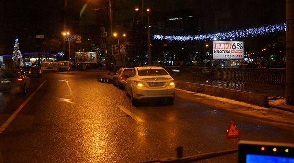 Ударными темпами помогают наши граждане экономить городу на праздничном оформлении улиц. Все три нап...