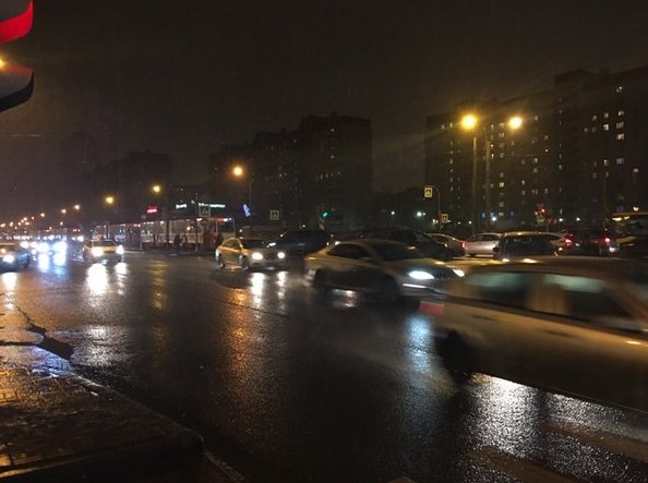 Двойная авария на перекрёстке М. Новикова. Стоят трамваи.