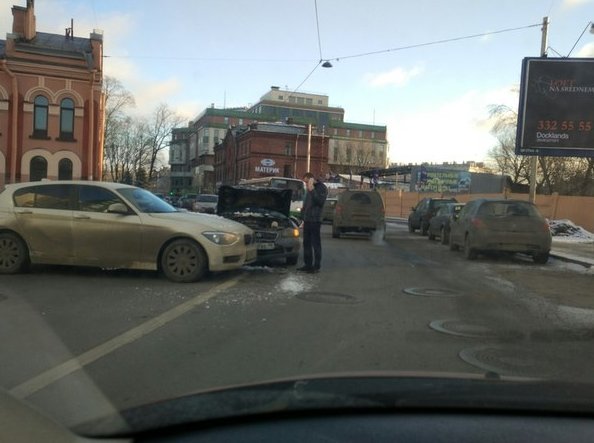 ДТП на набережной Смоленки у армянской церкви. Проехать сложно.