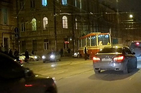 Трамвай вроде сошел с рельсов на повороте с Академика Лебедева на Комсомола. Жуть по направлению из ...