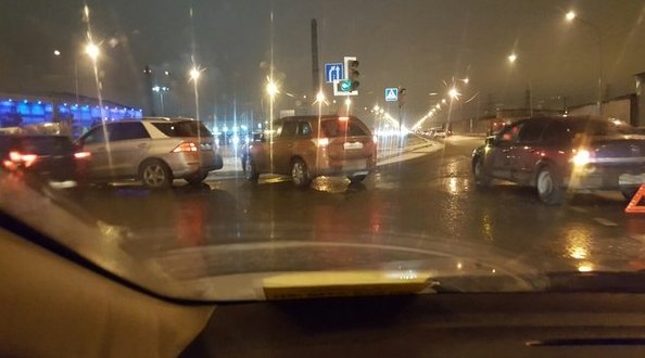 Opel и Mercedes на пересечении Суздальского и Энгельса, около Гранд Каньона. Стоят, моргают. Мешают...