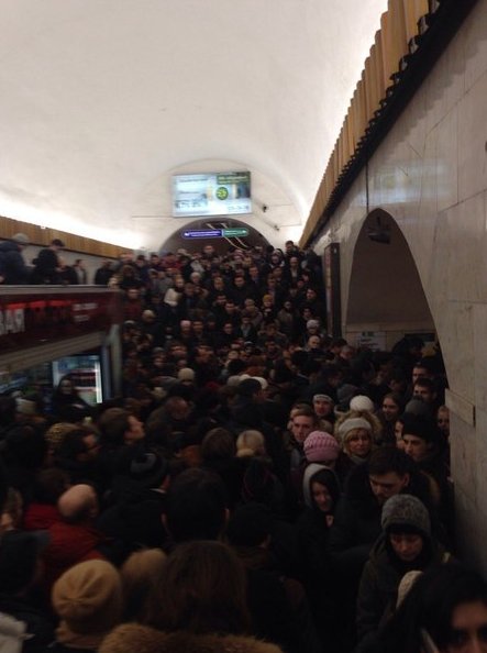 На Восстания давка на спуске к поездам со стороны московского вокзала) актуально на 18:55