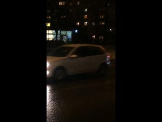 Авария на Ярослава Гашика 7 врезался в припаркованные автомобили, за рулём вроде была девушка, котор...