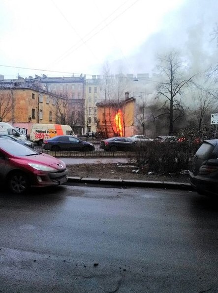 Пожар на Константина Заслонова, горит дом или заброшенное здание.