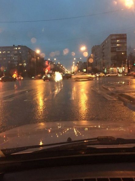 Ланос протаранил новую маршрутную ГАЗель на пересечении улицы Дыбенко и Искровского проспекта.