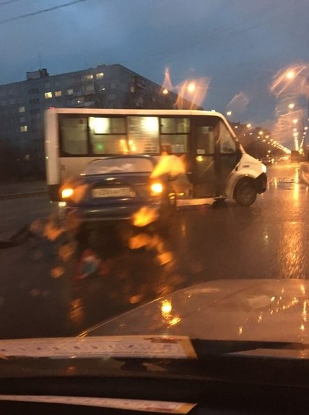 Ланос протаранил новую маршрутную ГАЗель на пересечении улицы Дыбенко и Искровского проспекта.