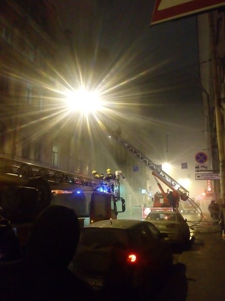 На улице Ломоносова рядом с Рубинштейна на Пяти Углах, горит жилой дом в 19:54 активно тушат три бри...