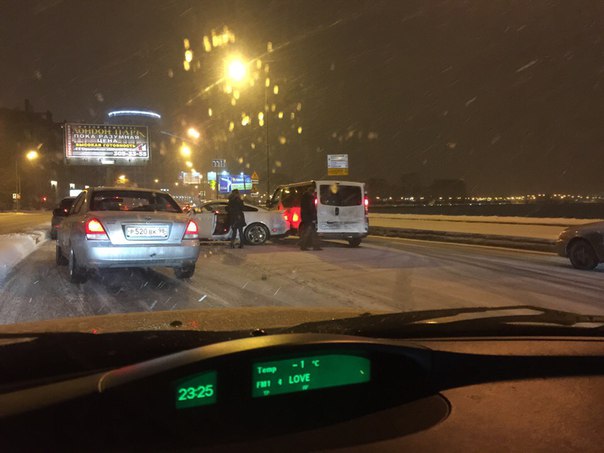 Ford Мустанг и Opel Виваро на Свердловской набережной перед Пискарёвским, затрудняют движение.