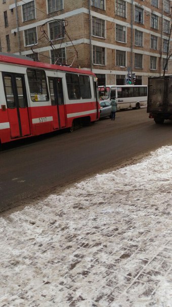 Трамвай хорошенько подмял под себя авто на пересечении 1го Муринского и Большого Сампсониевского . Т...
