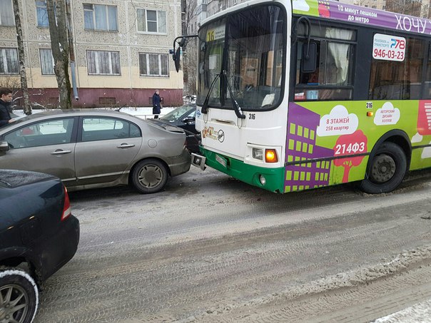 ДТП на Пулковской улице у дома 7 . Автобус с хондой .