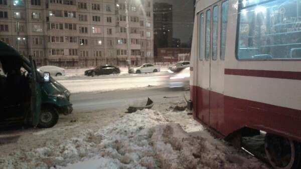 Друг работает на трамвае, В него влетела нелегальная маршрутка из Кудрова. Говорит отказали тормоза...