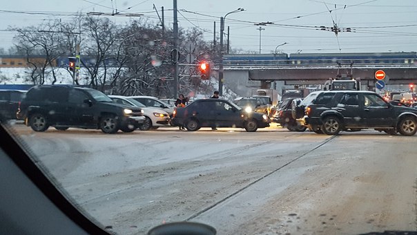 Паровозик из трех автомобилей на пересечении Белградской и ул. Салова. . мешает проезду всего живого...