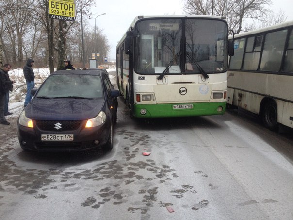 На Гостилицком шоссе в сторону Петергофа Автобус задел Suzuki, . Объезд по встречной