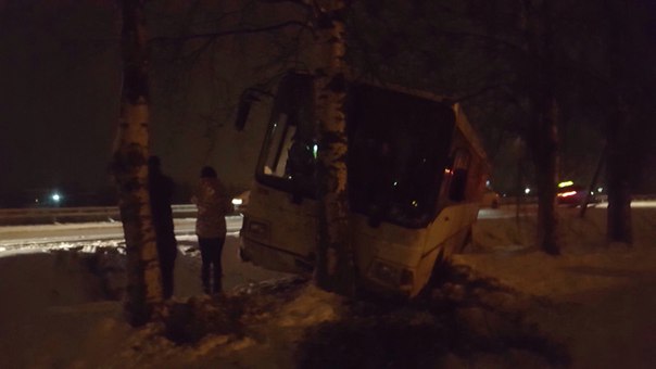 В городе Отрадное автобус без пассажиров в кювете,все службы на месте,на обочине стоит разбитая мазд...