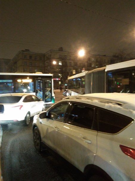 Пересечение ленинского и варшавской, авария из двух автобусов, в сторону Московской не проехать, огр...