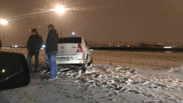 На дороге от Бугров в сторону метро Девяткино лобовое Loganа и Такси . Затруднен проезд. 19:10