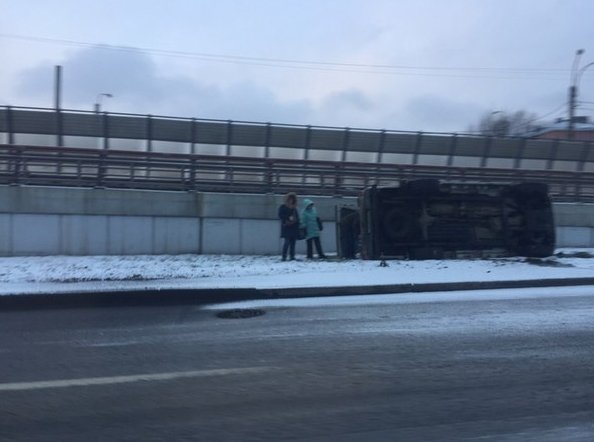 На пр Обуховской обороны лежит автомобиль .все живы пробок нет)