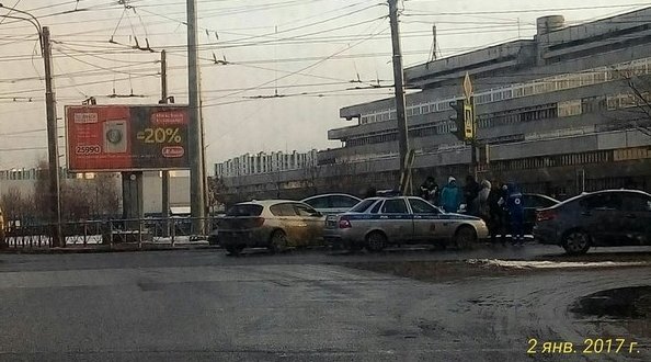 Перекресток Ленинского и Жукова. BMW с Hyundai не разъехались. Службы на месте, актуально на 14:10