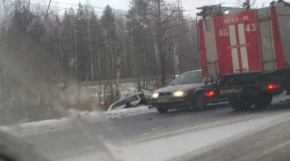 Зеленогорское шоссе. В районе ПТК. Пробка в обе стороны.