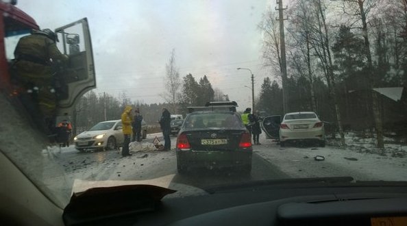 Зеленогорское шоссе. В районе ПТК. Пробка в обе стороны.