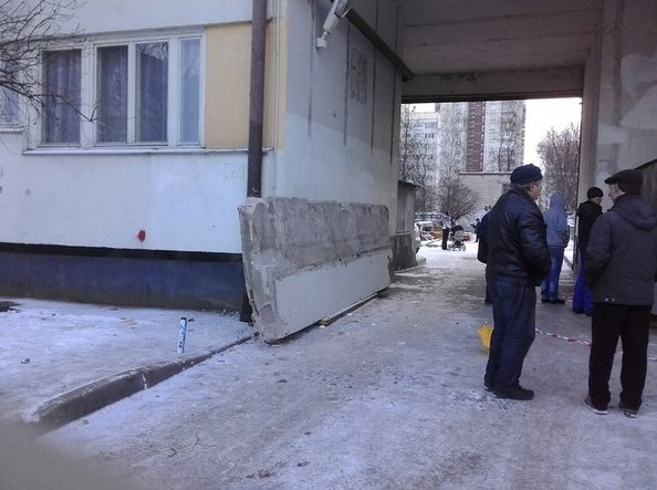 Вчера упала часть здания на Есенина Как это произошло никто не может объяснять. Пострадавших нет.