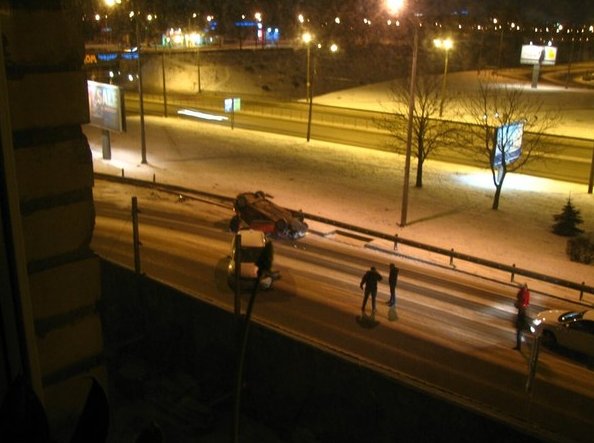 Около 2.30 на Белградской улице ( возле дома 5 по проспекту Славы) произошло ДТП с перевертышем. Ус...