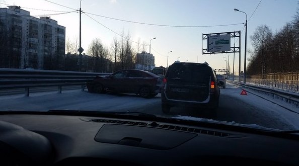 На Дороге Жизни, напротив штаба в сторону Спб.