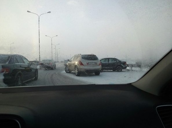 На улице гололед. Не летите. На Приозерском шоссе у поворота на Новожилово.