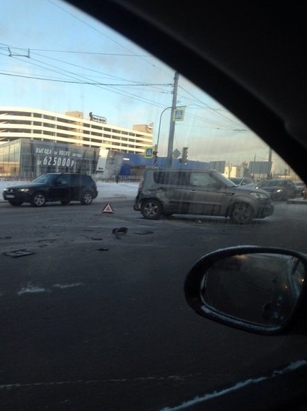 На перекрестке Маршала Казакова и Жукова опять авария вроде соул и Qashqai, сорян за фото актуально н...
