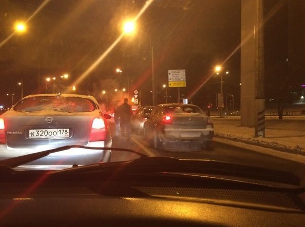 Целовашки на пересечении Петергофского шоссе и Маршала Жукова