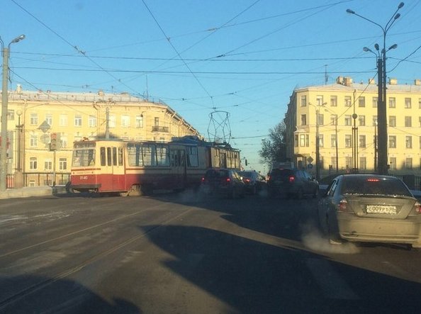 Обводный/Старопетергофский в сторону центра, тройной паровоз. Свободен крайний правый ряд, толкаемся