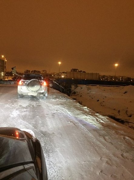 В Девяткино, одна перевёрнутая, вторую вытаскивают