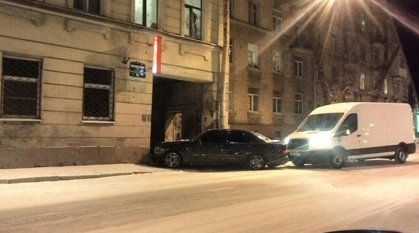 На Пионерской улице микроавтобус не попал Mercedesом в ворота арки дома