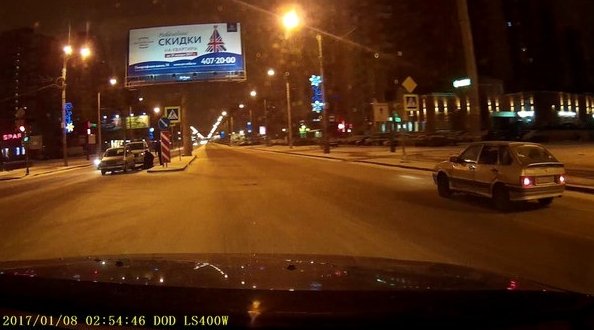 Двое полицейских на перекрестке Ветеранов с М.Жукова задержали пьяного водятла , который беспредельн...