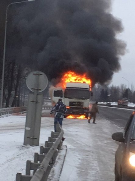 Горит фура на Пулковском шоссе на выезде из города , службы только подъехали.