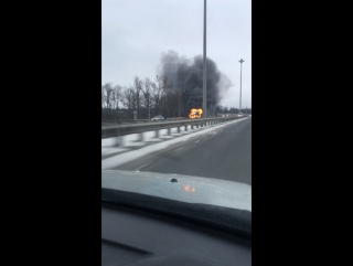 Горит фура на Пулковском шоссе на выезде из города , службы только подъехали.