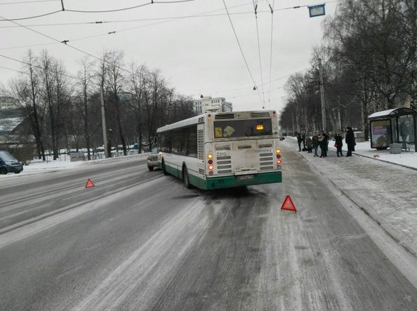 Столкнулся автобус с Toyota Камри 28,29линия В.О.Троллейбусам не проехать пассажиры недовольны автоб...