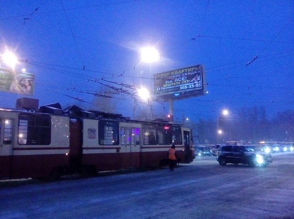 На Светлановской площади трамвай заломал токоприёмник 5 минут назад, стоит в сторону Удельной