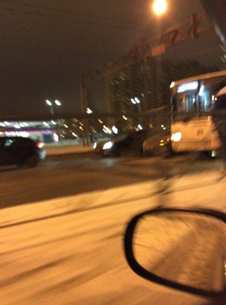Авария с легковой и автобусом на пересечении Ленинского и Доблести. Притерлись. Служб нет.