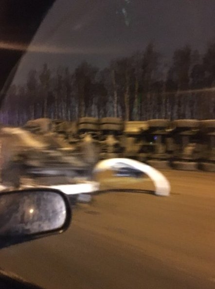 На выезде с тц мега Дыбенко на кольцевую дорогу в сторону Московского шоссе , грузовая машина с нечи...