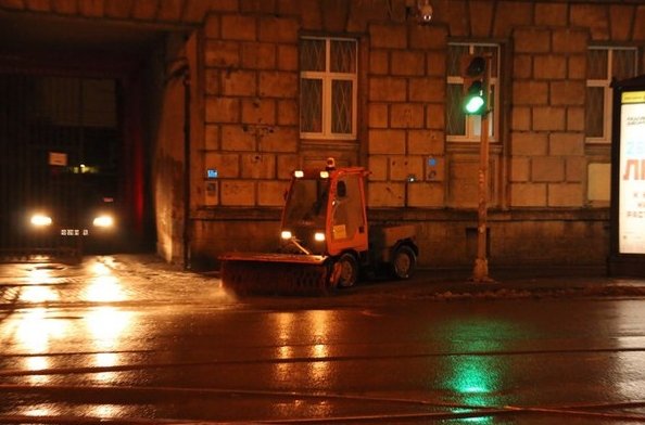 Как сообщает комитет по благоустройству, ночью на дорогах Петербурга будут работать свыше 730 спецма...
