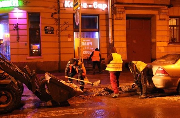 Как сообщает комитет по благоустройству, ночью на дорогах Петербурга будут работать свыше 730 спецма...