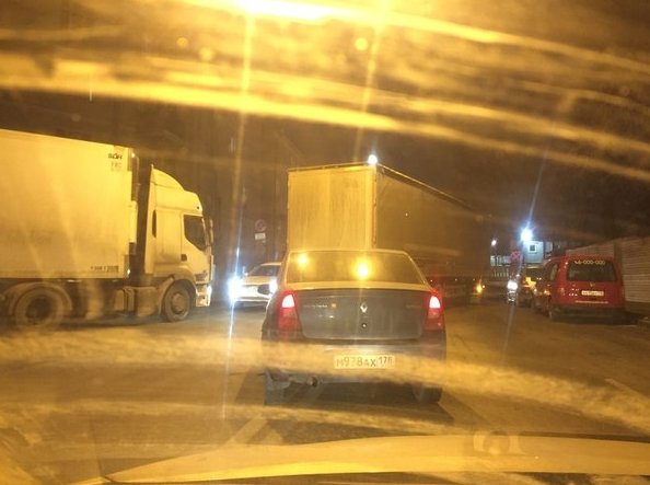 На Киевской авария, фура с маленькой машиной, в одну сторону движение абсолютно заблокировано, объе...