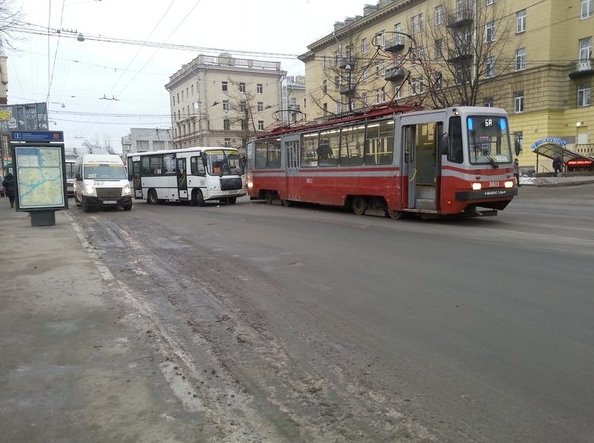 Боткинская, напротив метро. Маршрутка прочертила трамвай.