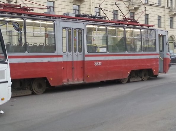 Боткинская, напротив метро. Маршрутка прочертила трамвай.