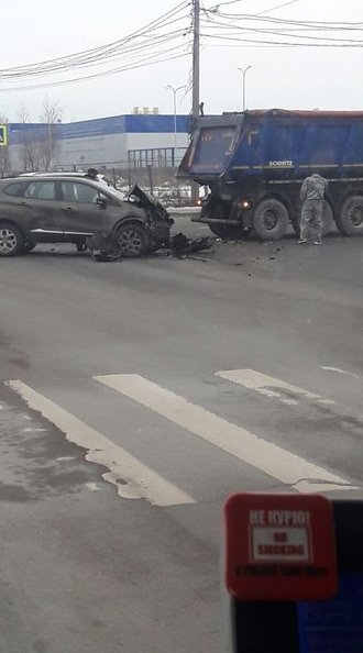 Кроссовер врезался в грузовик на перекрестке Михаила дудина с проспектом Энгельса